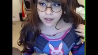 Nerdy teen with big butt sucks dildo